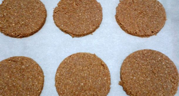 Preparazione dei biscotti ai cornflakes integrali: step 4