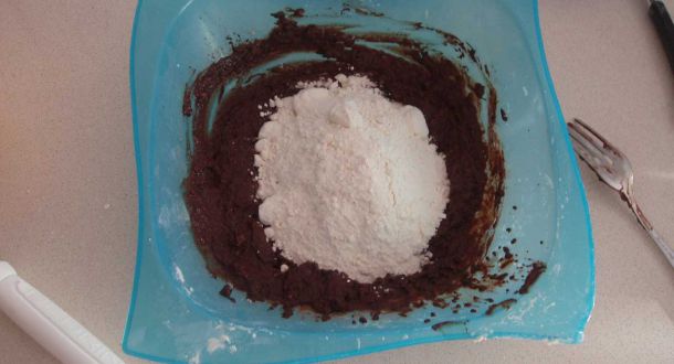 preparazione dei biscotti rotondi al cacao step 2