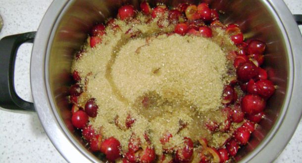 preparazione della marmellata di ciliegie fase 2