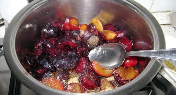 preparazione marmellata di prugne fase 1