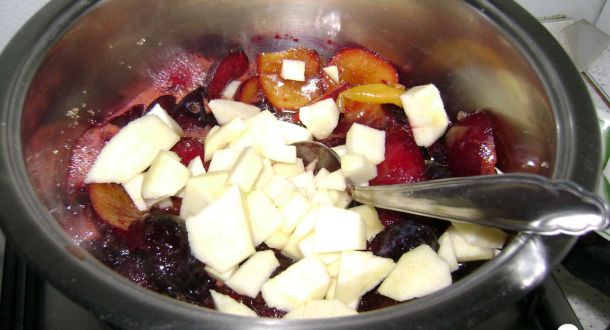 preparazione marmellata di prugne fase 2