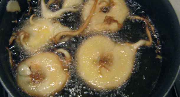 frittelle di mele in preparazione