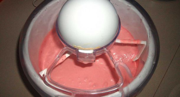 gelato alla fragola nella gelatiera