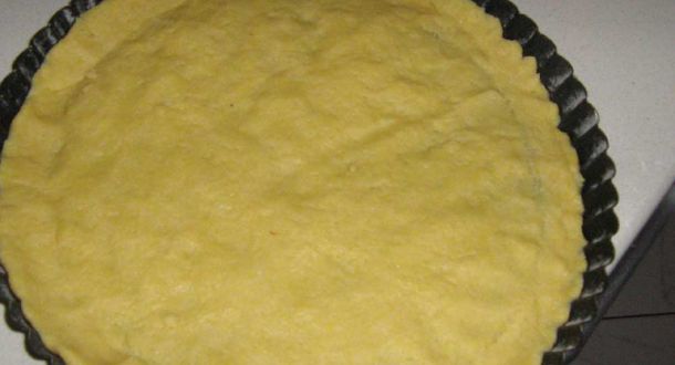 impasto della crostata nella teglia forno
