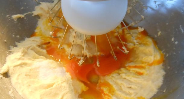 aggiunta uova nell'impasto dei muffins