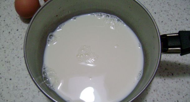 latte e vanillina in un pentolino