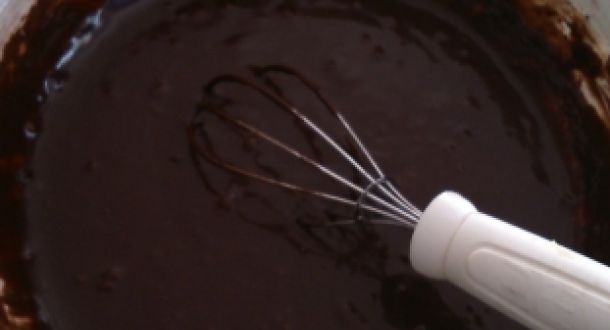 ingredienti della torta veloce al cioccolato mescolati