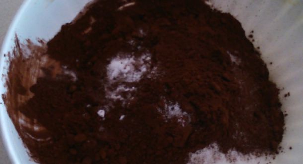 ingredienti della torta veloce al cacao in una ciotola