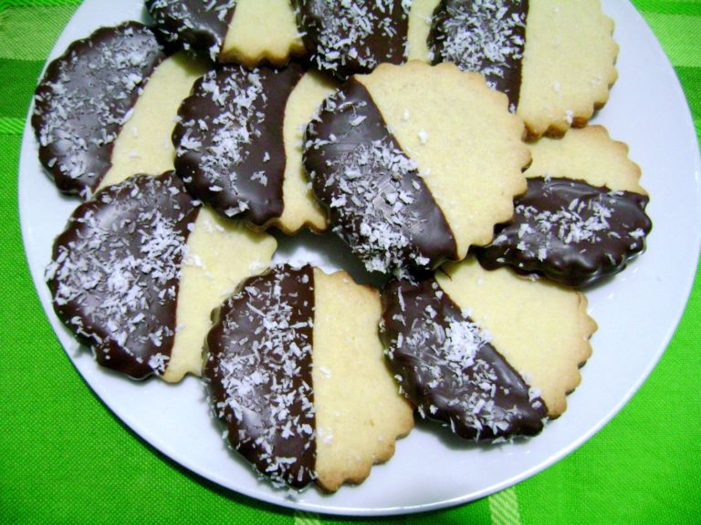 Biscotti decorati con cioccolato e cocco | Le ricette di ...