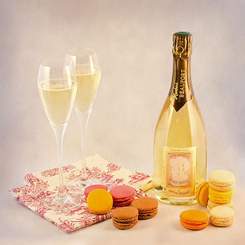normal_champagne-and-macaroons-for-two.jpg