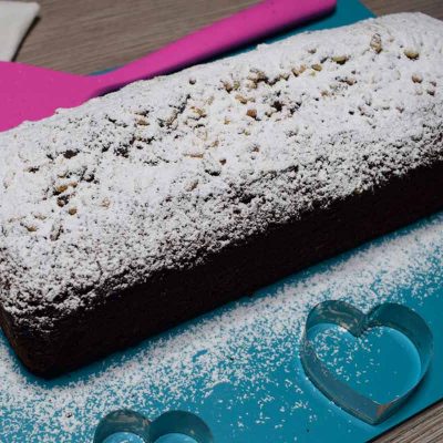 ricetta del plumcake al cacao con yogurt e scaglie di cioccolato bianco